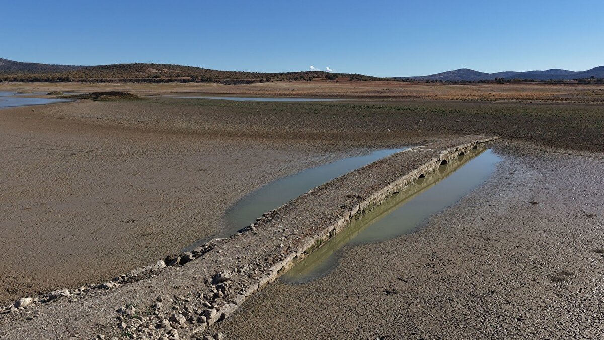 "Baraj için bırakıp gittiğimiz köyümüz ortaya çıktı"<br><br>Çocukluğunun geçtiği köyün baraj nedeniyle sular altında kalacağını annesinin ağlamasıyla öğrendiğini ifade eden Süleyman Şahin, “Bir sabah uyandığımda rahmetli annem ocağa tencereyi koymuş bir şeyler pişirirken için için ağlıyor, bir şeyler anlatıyordu. Neden ağladığını sordum O da bana ‘Burası baraj olacakmış. Evler yıkılacak, mezarlar suyun altında kalacakmış. Biz burada doğduk, annemiz, babamız buradaydı. Onları burada bırakıp gideceğiz’ diye ağlıyordu. Annemin gözyaşlarıyla öğrendim köyümüzü bırakıp gideceğimizi. Burada hatıramız çok. Baraj için bırakıp gittiğim köyümüz, sular çekilince ortaya çıktı” dedi.