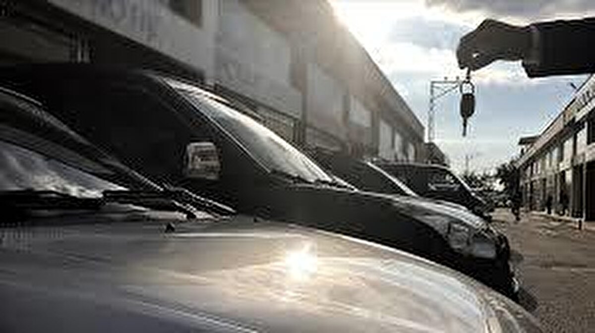 Piyasada fiyatı oldukça uygun olmasına rağmen satılamayan araçlar da bulunuyor.<br>Uzmanlar, “Fiyatı çok uygun olmasına rağmen elde kalan araçlar olabiliyor.<br>Yedek parça temini, garanti durumu ve donanım seviyesi artık belirleyici unsurlar.” değerlendirmesinde bulundu.