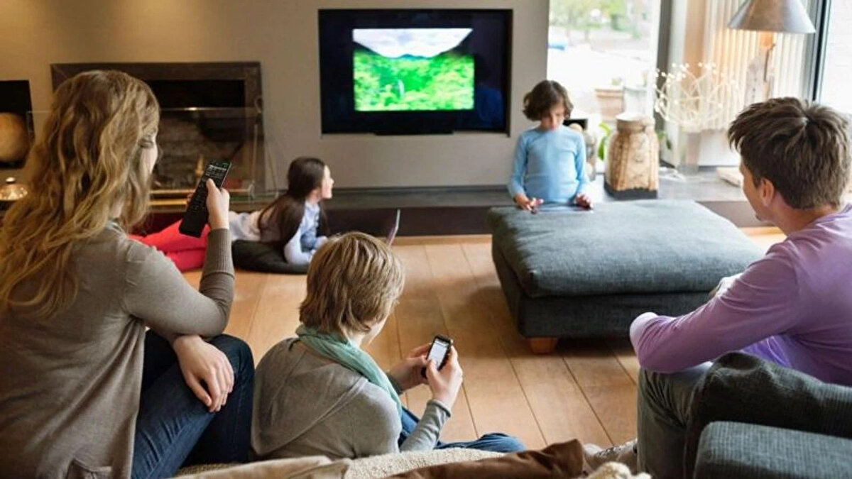 TRT 1 Yayın Akışı (9 Kasım Pazar)<br><br>05.50 Benim Güzel Ailem<br>08.30 Mehmed: Fetihler Sultanı<br>11.45 Enine Boyuna<br>13.00 Yurda Dönüş<br>14.05 Cennetin Çocukları<br>17.30 Kod Adı Kırlangıç<br>19.00 Ana Haber<br>20.00 Teşkilat (Yeni Bölüm)