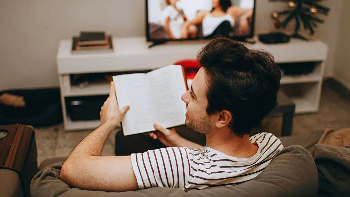 NOW TV (FOX TV) Yayın Akışı (9 Kasım Pazar)<br><br>08.30 Çalar Saat Hafta Sonu<br>11.15 Merve Yıldırım ile Benden Söylemesi<br>15.45 Sahtekarlar (Yeni Bölüm)<br>19.00 Now Ana Haber Hafta Sonu<br>20.00 Sahtekarlar<br>23.45 Efsane Futbol