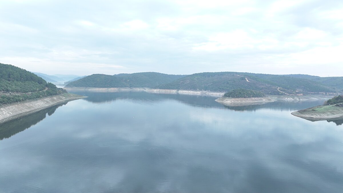 İstanbul'da dün 3 milyon 98 bin metreküp su tüketildi. Şehre verilen suyun 1 milyon 253 bin metreküpü regülatörlerden, 1 milyon 845 bin metreküpü ise barajlardan temin edildi.<br><br>İSKİ istatistiklerine göre, 9 Kasım'daki baraj doluluk oranları 2015'te yüzde 67,79, 2016'da yüzde 36,69, 2017'de yüzde 56,2, 2018'de yüzde 48,25, 2019'da yüzde 40,35, 2020'de yüzde 28,65, 2021'de yüzde 43,96, 2022'de yüzde 38,4, 2023'te yüzde 16,77, 2024'te yüzde 29,7 ve 2025'te yüzde 21,87 olarak kaydedildi.