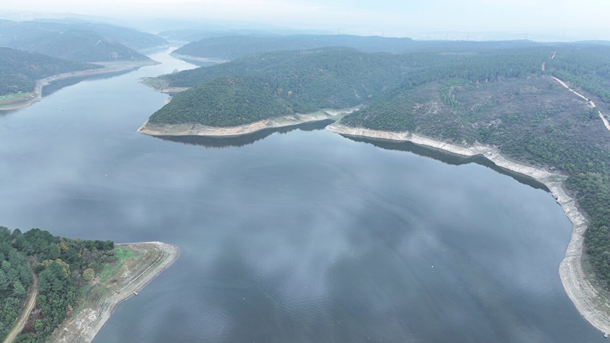 Kentte 868 milyon 683 bin metreküp su biriktirme hacmine sahip baraj ve göletlerdeki mevcut su miktarı bugün itibarıyla 189,84 milyon metreküp olarak kaydedildi.<br><br>Bu yıl barajlara düşen yağış miktarı ise metrekare başına 465,15 kilogram oldu.<br><br>Barajlar dışında kente su sağlayan Melen'den bugüne kadar 381,98 milyon, Yeşilçay'dan da 84,3 milyon metreküp su alındı.