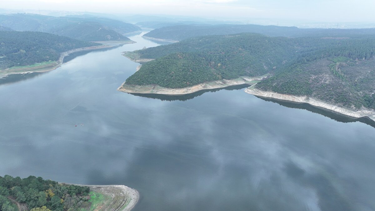 İstanbul'a su sağlayan barajlardaki doluluk oranı bugün yüzde 21,87 olarak ölçüldü. İstanbul Su ve Kanalizasyon İdaresi (İSKİ) verilerine göre, 30 Nisan'da yüzde 81,23'e yükselen barajlardaki su seviyesi, sıcak hava ve su tüketimindeki artışla son 7 ayda düşmeye devam etti.<br><br>