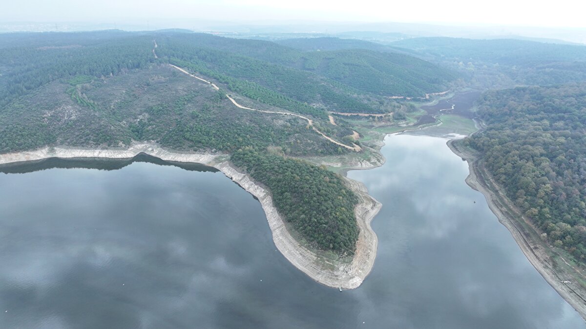 Kente su sağlayan barajlardaki doluluk oranı bugün itibarıyla yüzde 21,87 olarak ölçüldü.<br><br>Su miktarı, Ömerli'de yüzde 17,58, Darlık'ta yüzde 32,13, Elmalı'da yüzde 51,46, Terkos'ta yüzde 24,79, Alibey'de yüzde 11,92, Büyükçekmece'de yüzde 24,73, Sazlıdere'de yüzde 22,33, Istrancalar'da yüzde 35,19, Kazandere'de yüzde 2,61, Pabuçdere'de yüzde 4,77 olarak hesaplandı.