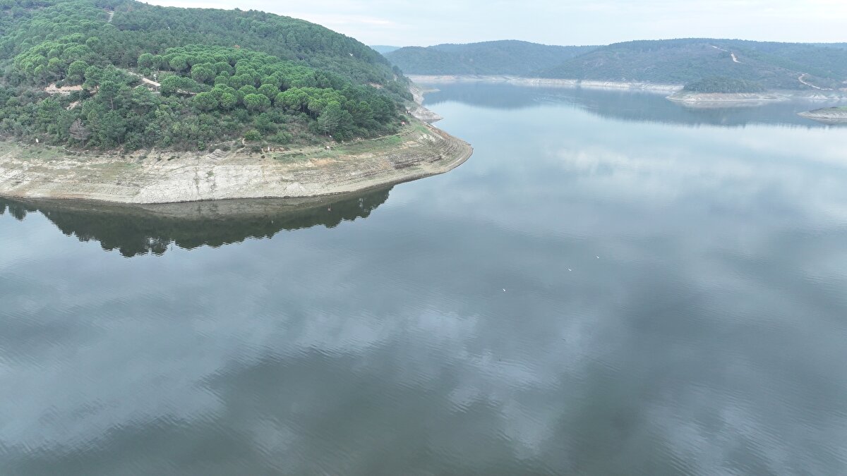 Barajların doluluk oranı son 10 yılın en düşük ikinci seviyesinde<br><br>İstanbul Teknik Üniversitesi (İTÜ) İklim Bilimi ve Meteoroloji Mühendisliği Bölümü Öğretim Üyesi Prof. Dr. Hüseyin Toros, AA muhabirine, kentte uzun süren kurak dönemin ardından geçen ay nispeten yağışlı bir döneme geçildiğini söyledi.<br><br>Ekim ayının son haftasındaki yağışların İstanbul'un barajlarında bir haftalık su bıraktığını belirten Toros, "İstanbul'da barajlardaki su seviyesi her üç günde yüzde 1 düşerken ekim ayı yağışlarıyla beraber bu süre 5-6 güne yükselmiş oldu. Yüzeyin kısmen suyla buluşması, yeraltı suyunun kısmen beslenmeye başlamış olması barajlara su gelişini arttırdı. Dolayısıyla barajların düşüş seviyesi azalmaya başladı." dedi.