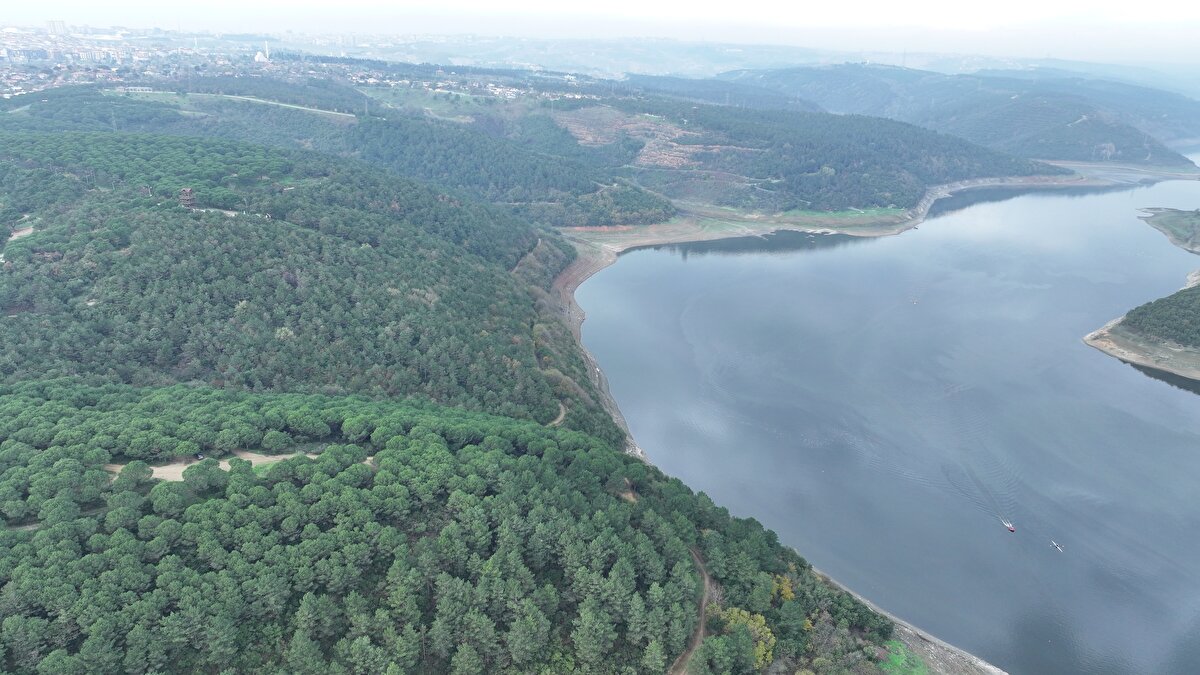 "Barajların tamamı dolu olsa İstanbul'a 10 ay yetebiliyor"<br><br>İstanbul'a su taşıyan barajlarda bugün itibarıyla yaklaşık 189 milyon metreküp su bulunduğunu ifade eden Toros, kentte günlük ortalama 3 milyon metreküp su tüketildiğine dikkati çekti.<br><br>Toros, bugünkü mevcut su miktarının İstanbul'a ancak 2 ay yetebileceğini vurgulayarak, "Yağışlı dönemin geliyor olmasıyla barajlardaki su miktarı artmaya başlayacaktır. Nisan, mayıs aylarına kadar barajlardaki su dolmaya devam edecektir. Bu yağışlar kalıcı çözüm olmasa bile en azından kısa vadede İstanbul'un su sorununu çözmüş oluyor." ifadelerini kullandı.<br><br>Yağış sürecinin iyi değerlendirilmesi gerektiğine dile getiren Toros, yağmur hasadı kültürünün kazandırılması konusunda çalışmalar yapılması gerektiğini kaydetti.