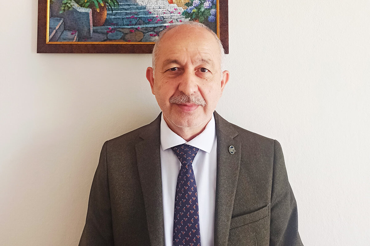 Önümüzdeki günlerde gelecek yağışlarla barajlardaki su seviyesindeki düşüşün daha da yavaşlayacağını dile getiren Toros, şöyle konuştu:<br><br>"Önümüzde aralık, ocak ve şubat ayları var. Bu aylar İstanbul'un en fazla yağış aldığı aylar. Dolayısıyla önümüzde böyle bir sürecin de olması sevindirici. Kış dönemi havalar soğuduğu için barajlarda olan buharlaşma azalıyor, bizim suya olan ihtiyacımız azalıyor. Tüm bu olumlu yönlere rağmen barajlardaki su seviyesine baktığımız zaman son 10 yıldaki en düşük ikinci yıl olduğunu görüyoruz. 2023 yılının bugünlerinde barajlardaki doluluk oranı yüzde 16'lardaydı, şimdi de yüzde 21'ler seviyesinde. 2023'e göre su seviyemiz daha iyi ama diğer yıllara göre kötü."