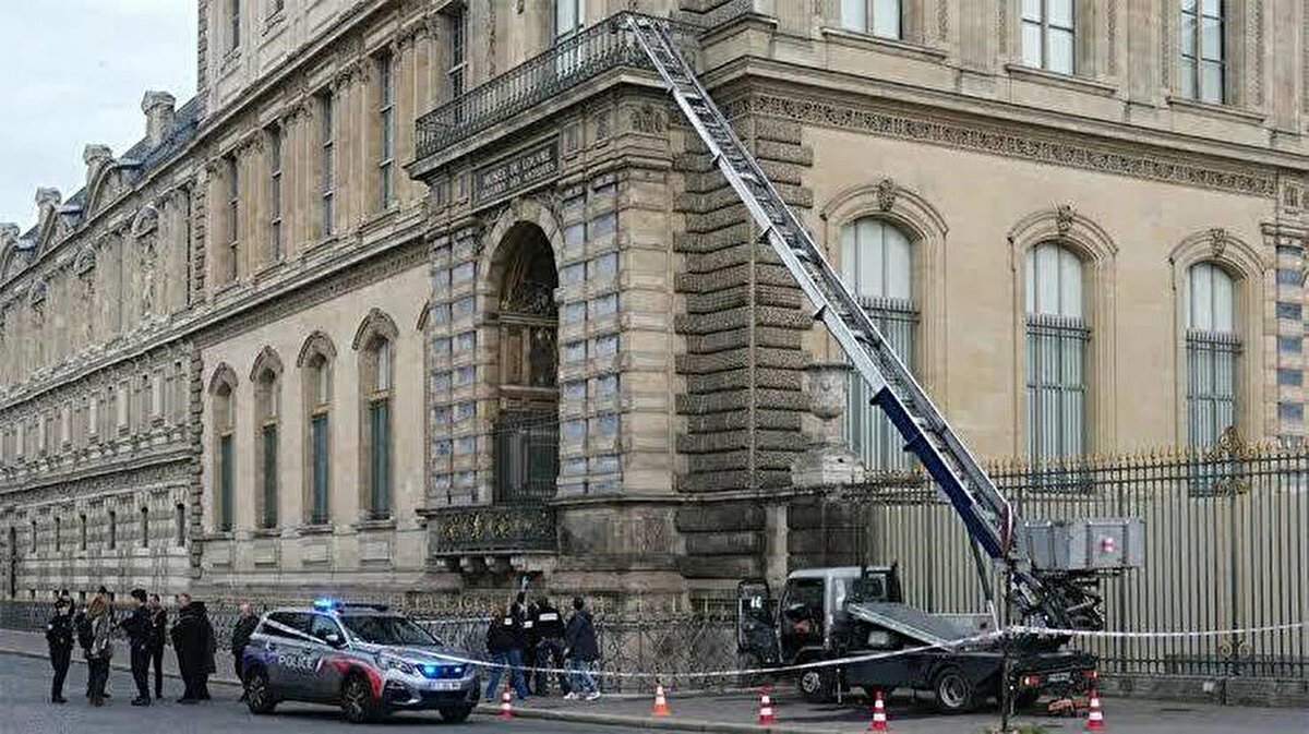 Louvre Müzesi’nde yaşanan ünlü mücevher soygununun ardından dünyayı saran “gizemli dedektif” söylentisinin perde arkası sonunda ortaya çıktı. Sosyal medyada “Fedora Man” (Fedora’lı Adam) olarak tanınan gizemli figürün aslında 15 yaşında bir lise öğrencisi olduğu belirlendi.