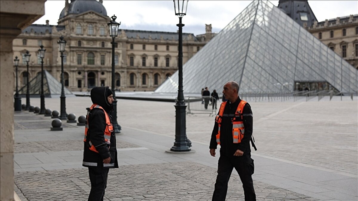 Louvre’daki soygun<br><br>19 Ekim’de Louvre’un Apollon Galerisi’nde yaşanan soygunda, Fransa Kraliyet tacına ait sekiz değerli mücevher çalınmıştı. Yaklaşık 88 milyon euro değerindeki mücevherlerin akıbeti hâlâ bilinmiyor. Olayla ilgili dört kişi “örgütlü hırsızlık” suçlamasıyla tutuklandı; tutuklananlardan biri, sosyal medyada tanınan 39 yaşındaki YouTuber Doudou Cross Bitume çıktı.