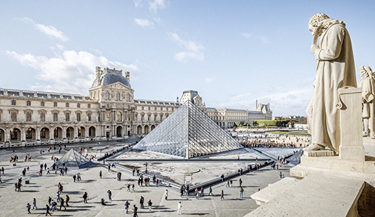 Fotoğraf, Amerikan Associated Press (AP) ajansından Thibault Camus tarafından çekilmişti. Karede, Louvre’un önünde polislerin kapattığı alanın kenarında tek başına yürüyen Pedro yer alıyordu. Fotoğraf kısa sürede milyonlarca kez paylaşıldı, binlerce kullanıcı “gerçek dedektif”, “film karakteri” veya “yapay zekâ görseli” yorumları yaptı.