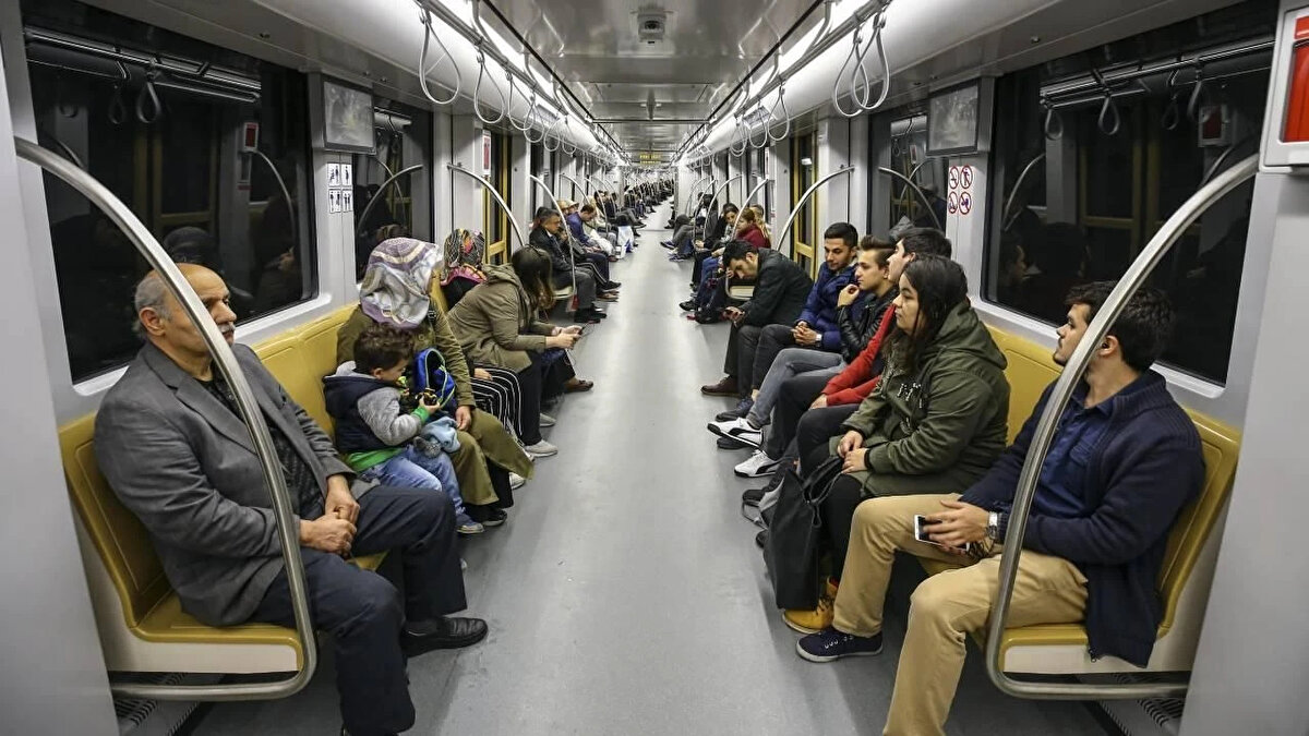 İETT, Metro, Metrobüs ve Marmaray 10 Kasım 2025 Durumu<br><br>10 Kasım 2025 Pazartesi günü, İstanbul'daki tüm toplu taşıma araçları normal ücret tarifesi üzerinden hizmet verecektir.<br><br>İETT Otobüsleri: Ücretli (Normal tarife geçerlidir)<br><br>Metrobüs: Ücretli (Normal tarife geçerlidir)<br><br>Metro ve Tramvay Hatları: Ücretli (Normal tarife geçerlidir)<br><br>Marmaray: Ücretli (Normal tarife geçerlidir)<br><br>Vatandaşlar, seyahatleri için İstanbulkart'larını (veya ilgili şehirlerdeki ulaşım kartlarını) kullanmaya devam edecektir.