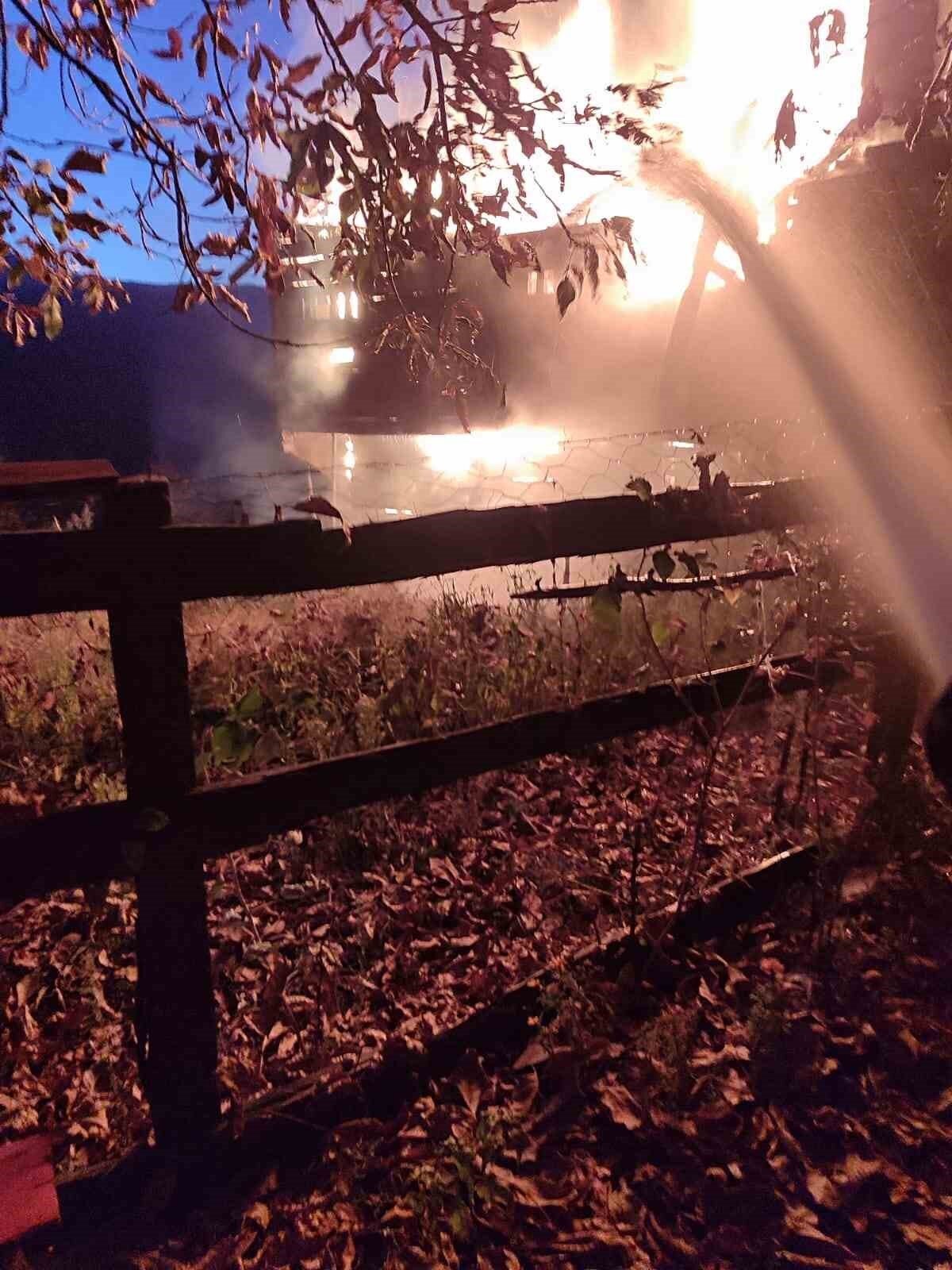 Yangında ev tamamen yanarak kullanılamaz hale geldi.<br><br>Yangını fark edip son anda kendilerini evden dışarıya atan Sinan, Volkan, Halil ve Emirhan Köroğlu ile Muhammed Delibasan dumandan etkilendi.