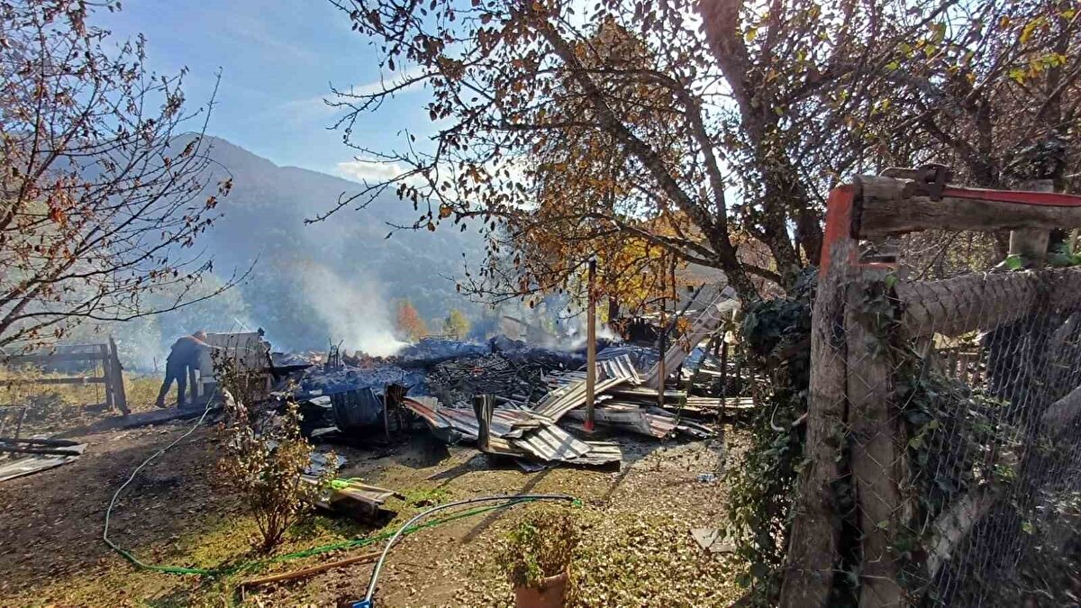 Karabük’ün Yenice ilçesinde çıkan yangında ahşap bir ev tamamen yanarak kullanılamaz hale geldi, 2 kişi yaralandı.<br><br>