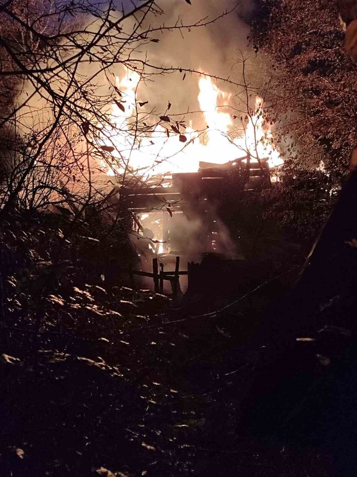 Yenice Belediyesi İtfaiye Müdürlüğü ekiplerinin müdahalesiyle yangın çevredeki yapılara sıçramadan söndürüldü.<br><br>