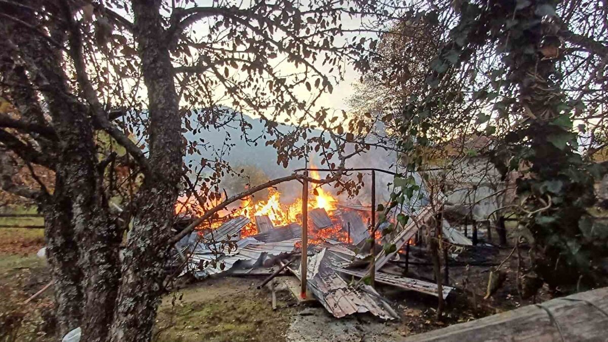 Edinilen bilgiye göre, yangın sabah saat 06.00 sıralarında ilçeye bağlı Çamlı köyünde meydana geldi. Sinan, Volkan ve Halil Köroğlu’na ait ahşap evde henüz belirlenemeyen bir nedenle yangın çıktı.<br><br>İhbar üzerine olay yerine jandarma, sağlık ve itfaiye ekipleri sevk edildi.