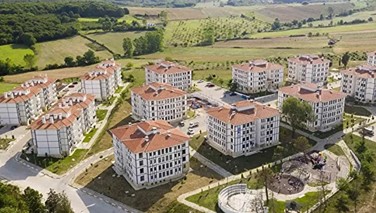 Ev sahibi olma hayali kuran milyonlarca vatandaş için beklenen gün geldi. Cumhuriyet tarihinin en büyük konut hamlesi olarak duyurulan "Yüzyılın Konut Projesi" kapsamında, 81 ilde 500 bin yeni sosyal konut inşa edilecek. Projeye ilişkin en çok merak edilen "TOKİ başvuru ne zaman 2025?" sorusu da netlik kazandı. Başvuru tarihleri, fiyatlar ve katılım koşulları belli oldu.