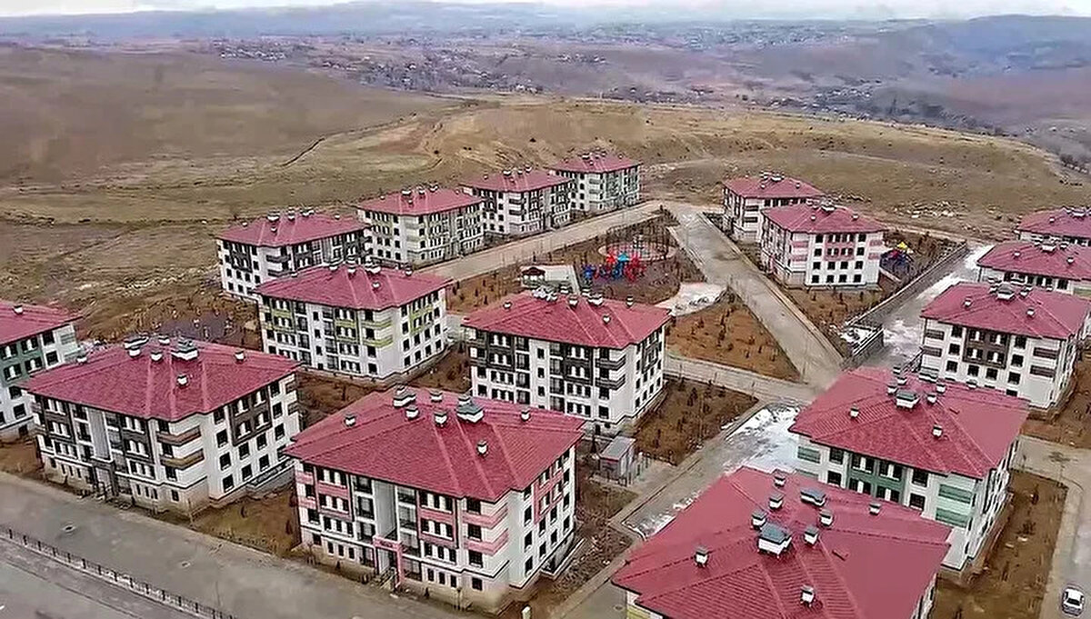 TOKİ BAŞVURU TARİHLERİ 2025 BELLİ OLDU<br><br>TOKİ 500 bin konut projesi için başvurular, 10 Kasım 2025 tarihinde e-Devlet kapısı üzerinden alınmaya başlanacak. Yatay mimariye ve geleneksel mahalle dokusuna uygun olarak 1+1 ve 2+1 şeklinde inşa edilecek konutlar için son başvuru tarihi 19 Aralık 2025 olarak açıklandı.