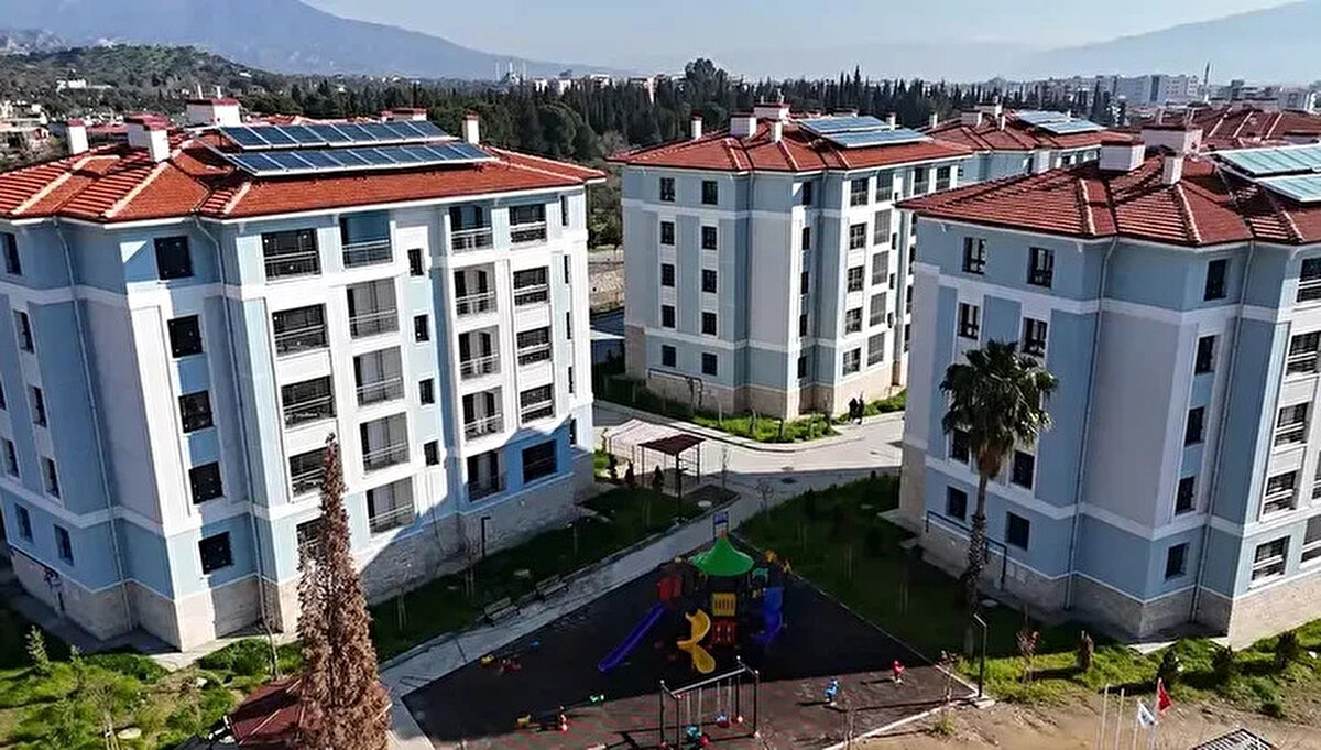 TOKİ 500 BİN KONUT BAŞVURU ŞARTLARI NELER?<br><br>Büyük konut hamlesine başvuruda bulunmak isteyen vatandaşların belirli kriterleri karşılaması gerekiyor. İşte TOKİ 2025 başvuru şartları:<br><br>18 yaşını doldurmuş olmak.<br><br>En az 10 yıldır Türkiye Cumhuriyeti vatandaşı olmak.<br><br>Başvuru sahibinin, eşinin ve velayeti altındaki çocuklarının üzerine kayıtlı tapu bulunmaması.<br><br>Başvuru yapılacak ilde, adrese dayalı kayıt sistemine göre en az 1 yıl ikamet ediyor olmak (Nüfusa kayıtlı olanlar için bu şart aranmayabilir).<br><br>Aylık hane halkı net gelirinin İstanbul için en fazla 145 bin TL, diğer iller için en fazla 127 bin TL olması.<br><br>Şehit aileleri ile terör, harp ve vazife malulleri gelir şartından muaf tutulacak.<br><br>Emekliler ve deprem bölgesi illeri için nüfusa kayıtlı olma veya en az 1 yıl ikamet şartı aranacak.