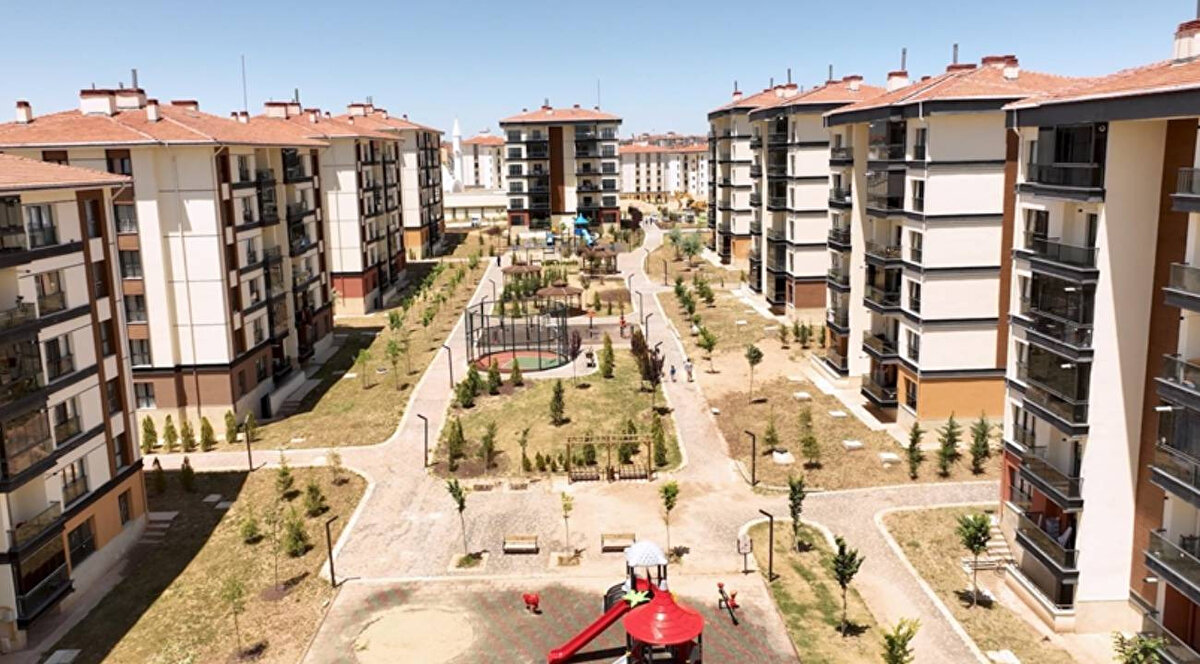 ÖRNEK FİYATLAR: MUŞ TOKİ KONUT FİYATLARI VE TAKSİTLERİ<br><br>Proje kapsamında Muş’ta 2 bin 142 konut inşa edilecek. Yüzde 10 peşinat ve 240 ay (20 yıl) vade imkanı sunulacak projede, Muş için örnek fiyat ve taksitler şu şekilde belirlendi:<br><br>1+1 (55 m²):<br><br>Fiyat: 1.800.000 TL<br><br>Peşinat (%10): 180.000 TL<br><br>Aylık Taksit: 6.750 TL<br><br>2+1 (65 m²):<br><br>Fiyat: 2.200.000 TL<br><br>Peşinat (%10): 220.000 TL<br><br>Aylık Taksit: 8.250 TL<br><br>2+1 (80 m²):<br><br>Fiyat: 2.650.000 TL<br><br>Peşinat (%10): 265.000 TL<br><br>Aylık Taksit: 9.938 TL