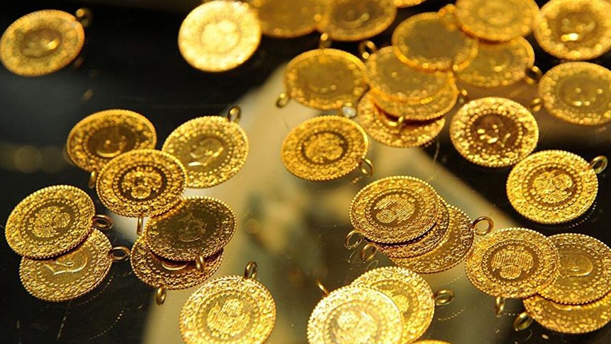 İslam Memiş, altın fiyatlarındaki bu spekülasyonların 2025’in sonuna kadar süreceğini belirterek, “Aşağıda 3800 dolar seviyesi var. Yukarıda 4200 dolar seviyesi var. Bu bant aralığını mutlaka takip edin. Bir bakacaksınız 4200 dolar. Şaşıracaksınız.  Ama iki gün sonra bir bakacaksınız 4000 dolar. Bildiğin soygun. İşte böyle zengin oluyorlar.” dedi.