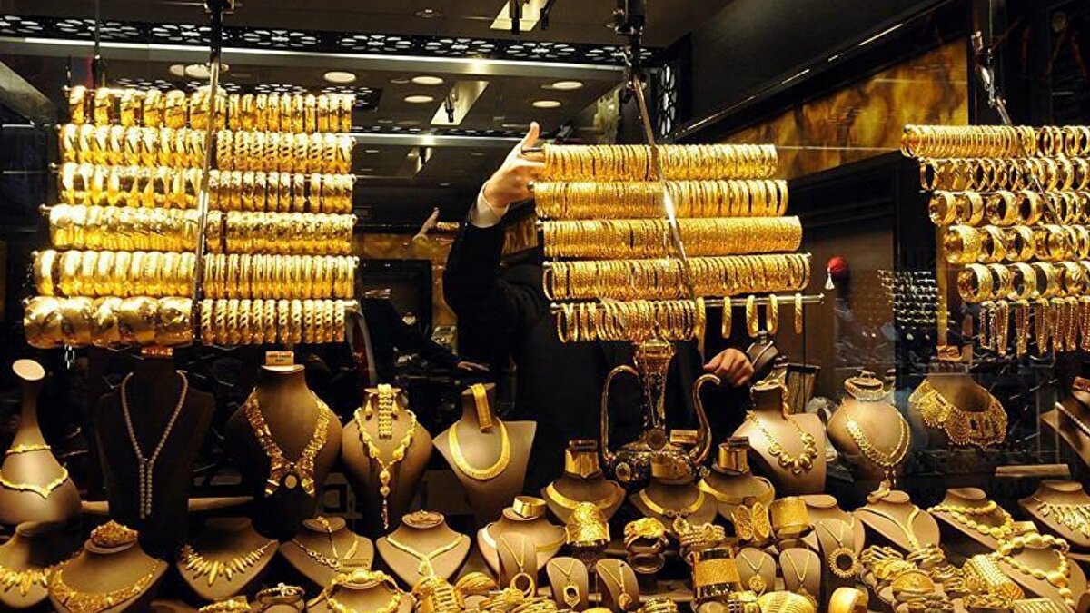 “Elinde altın olanlar zengin olmayacak” diyen Memiş, “Altın fiyatları yükseldi, zengin olduk, bir getiri elde ettik diye kesinlikle sevinmesin. Çünkü bu manipülasyonun arkasından büyük bir tufan geliyor. Büyük bir tufan gelecek. Muhtemeldir bütün gelişmiş ve gelişmekte olan ülkelerde enflasyon bir anda patlayıp verecek. Bildiğin patlayacak yani. Bu ne demek? Yani malın değeri artacak, paranın değeri kaybolacak.” diyerek sözlerini tamamladı.