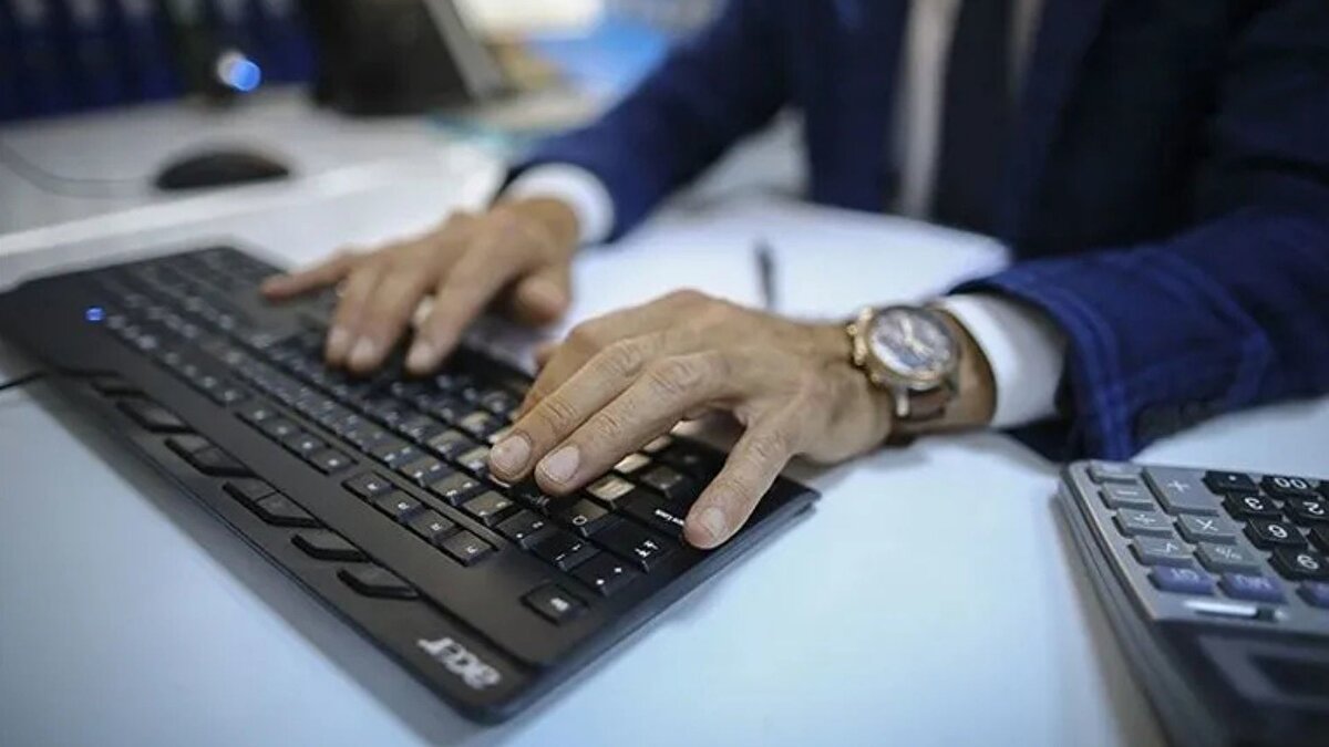 "Genel tatil olan gün için yıllık izin kullanılması çalışanın aleyhine"<br><br>Kamu Denetçiliği Kurumunun kararında, dinlenme hakkının anayasal güvence altına alındığına işaret edildi.<br><br>Devlet memurlarına tanınan yıllık izin, hafta sonu tatili ve genel tatillerin bu hakkın ayrılmaz bir parçası olduğu ve daraltıcı şekilde yorumlanmaması gerektiği vurgulanan kararda, şu ifadeler kullanıldı:<br><br>"Yıllık izin, çalışanların yıl boyunca edindikleri çalışma yükümlülükleri karşılığında dinlenme hakkı olarak kullandıkları bir süredir. Kurban Bayramı gibi genel tatiller ise çalışılmayan ve kanunla tatil ilan edilen günlerdir. Genel tatil olan gün için yıllık izin kullanılması, çalışanın açıkça aleyhine bir durum yaratarak, Anayasa ve 657 sayılı Kanun kapsamında güvence altına alınan dinlenme ve izin hakkı daraltılmış olacaktır.<br><br>Yıllık izin tarihleri içerisinde kalan ve cumartesi-pazar günlerine denk gelen bayram günleri 2429 sayılı Kanun'a göre genel tatil günü niteliği taşıdığından yıllık izin süresinden düşülmemesi gerektiği, tüm kamu kurum ve kuruluşlarında uygulama birliğinin sağlanması için genel tatil günlerinin haftanın hangi gününe denk geldiğine bakılmaksızın yıllık izin süresinden düşülmemesi hususunda gerekli tedbirlerin alınması kanaat ve sonucuna varılmıştır."