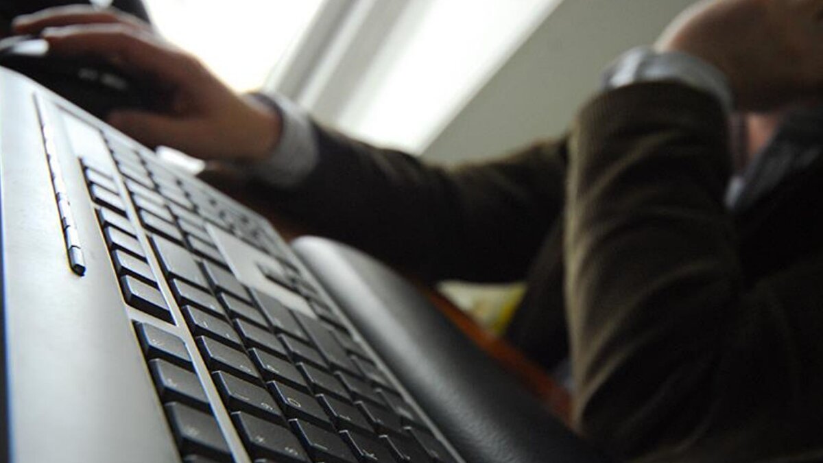 Uygulama birliğinin sağlanması istendi<br><br>Başvurucuyu haklı bulan KDK, "yıllık izin tarihleri içerisinde kalan ve hafta sonuna denk gelen bayram günlerinin yıllık izin süresinden düşülmemesi" yönünde Gençlik ve Spor Bakanlığına tavsiyede bulundu.<br><br>KDK, tüm kamu kurum ve kuruluşlarında uygulama birliğinin sağlanması için Cumhurbaşkanlığı Genel Sekreterliğine de "genel tatil günlerinin haftanın hangi gününe denk geldiğine bakılmaksızın yıllık izin süresinden düşülmemesi" tavsiyesini verdi.