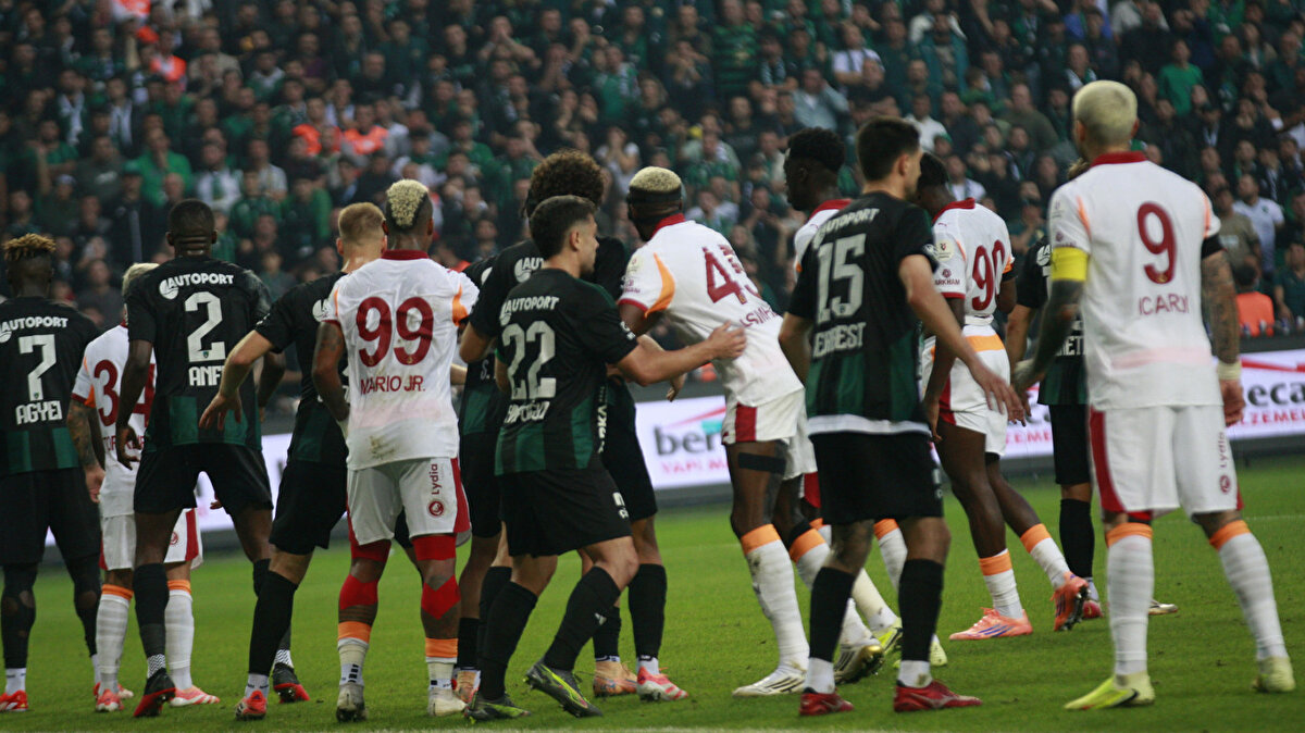 Liderde maça Uğurcan; Singo, Sanchez, Abdülkerim, Jakobs; Torreira, Lemina; Sane, Barış Alper, Osimhen, Icardi 11'i başladı.<br>