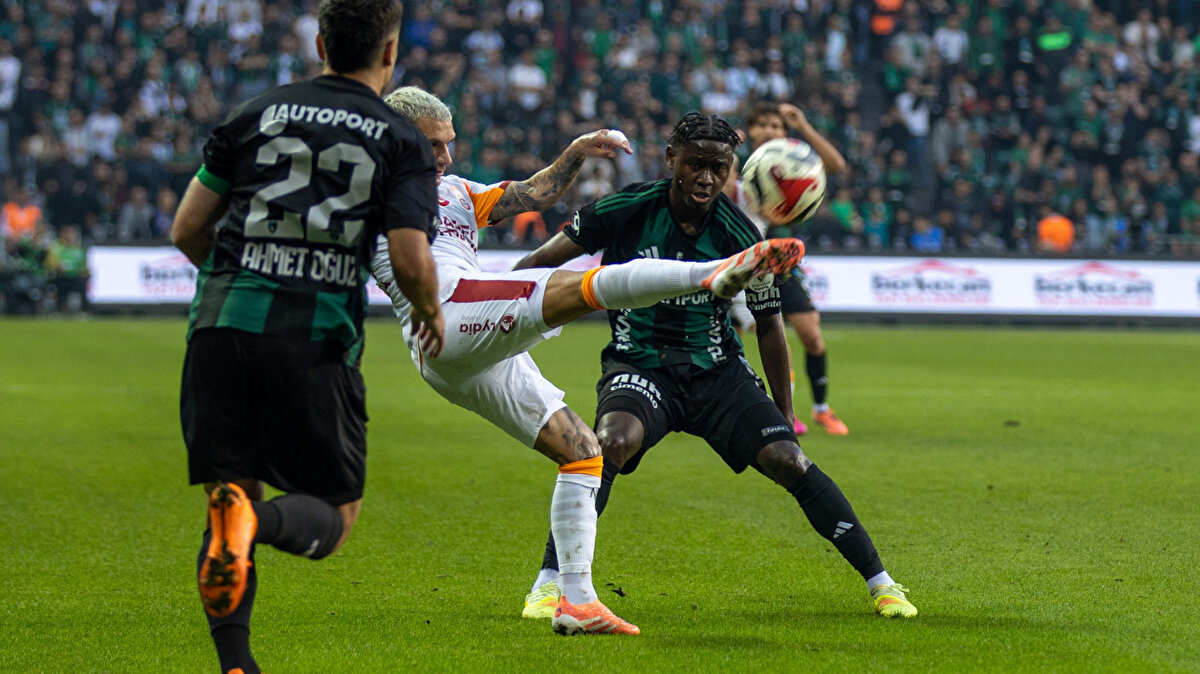 Yerini Sara'ya bıraktı<br><br>Sarı-kırmızılılarda Uruguaylı futbolcu Lucas Torreira sakatlığından dolayı oyuna devam edemedi. Müsabakada sakatlık yaşayan Torreira’nın, saha içinde sağlık ekibinin müdahalesinin ardından oyuna devam edemeyeceği bildirildi. Bunun üzerine Uruguaylı futbolcunun yerine 64. dakikada Gabriel Sara oyuna dahil oldu.<br>