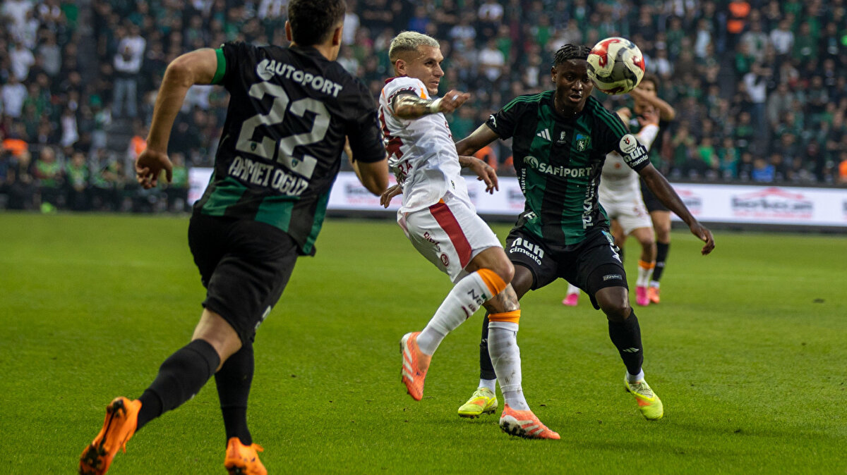 Trendyol Süper Lig'in 12. haftasında Galatasaray, Kocaelispor'a konuk oldu.<br>