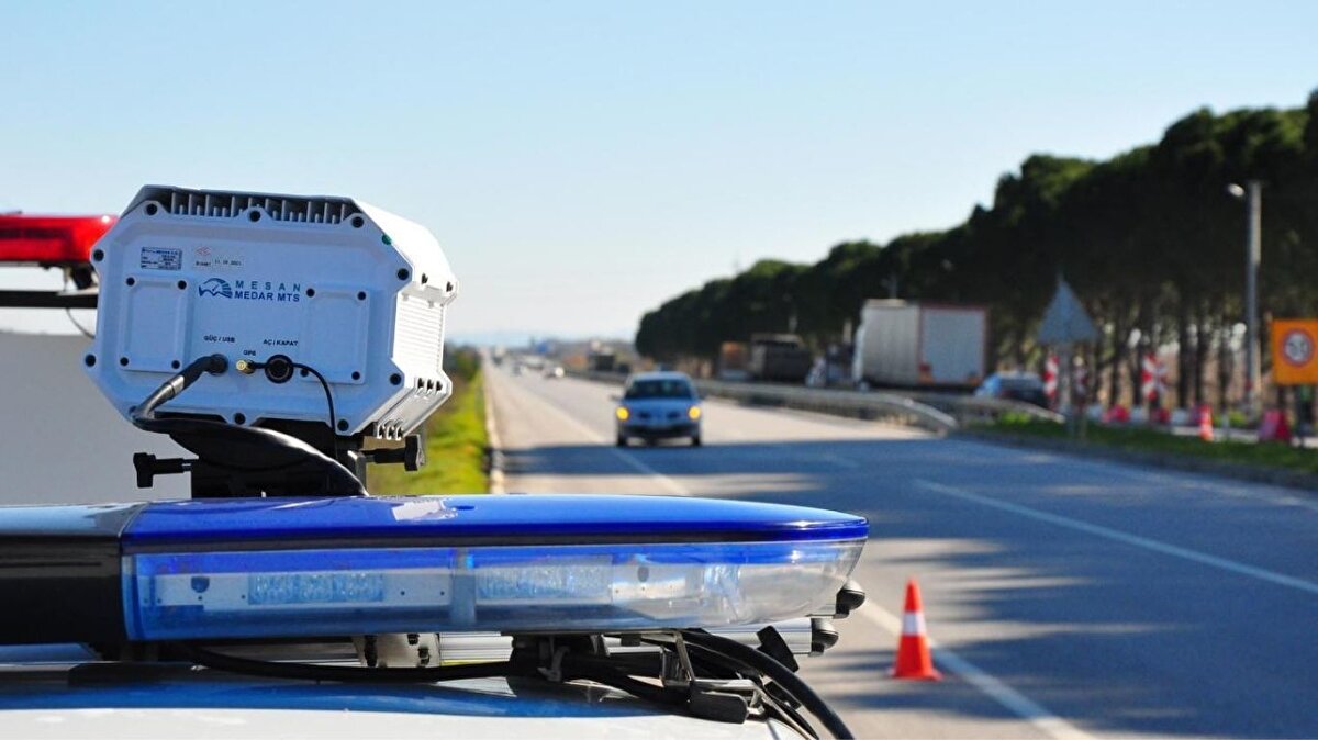 çişleri Bakanlığı, hız sınırı ihlali, kırmızı ışık, ambulansa yol vermeme ve telefon kullanımı gibi hatalara sert yaptırımlar içeren yeni trafik paketini açıkladı.<br>CNN Türk canlı yayınında konuşan Yerlikaya, yasa dışı çakar kullanan sürücülerin hem aracına hem de ehliyetine el konulabileceğini söyledi.<br><br>Yılbaşına kadar tüm yunus timleri ve önleyici ekiplerin yaka kameralarıyla donatılacağını belirten Yerlikaya, uygulamanın hem sürücüler hem de güvenlik güçleri üzerinde “çift taraflı caydırıcılık” sağlayacağını ifade etti.<br>Makas atan sürücüye 90 bin TL ceza ve 60 gün trafikten men