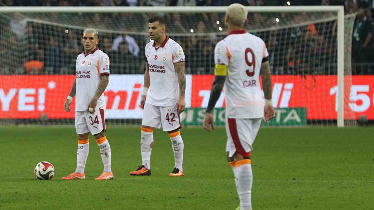 10 numara pozisyonunda oynayan Arjantinli yıldız varlık gösteremedi ve taraftarın eleştirisini aldı. Icardi 90 dakika sahada kaldı. <br>