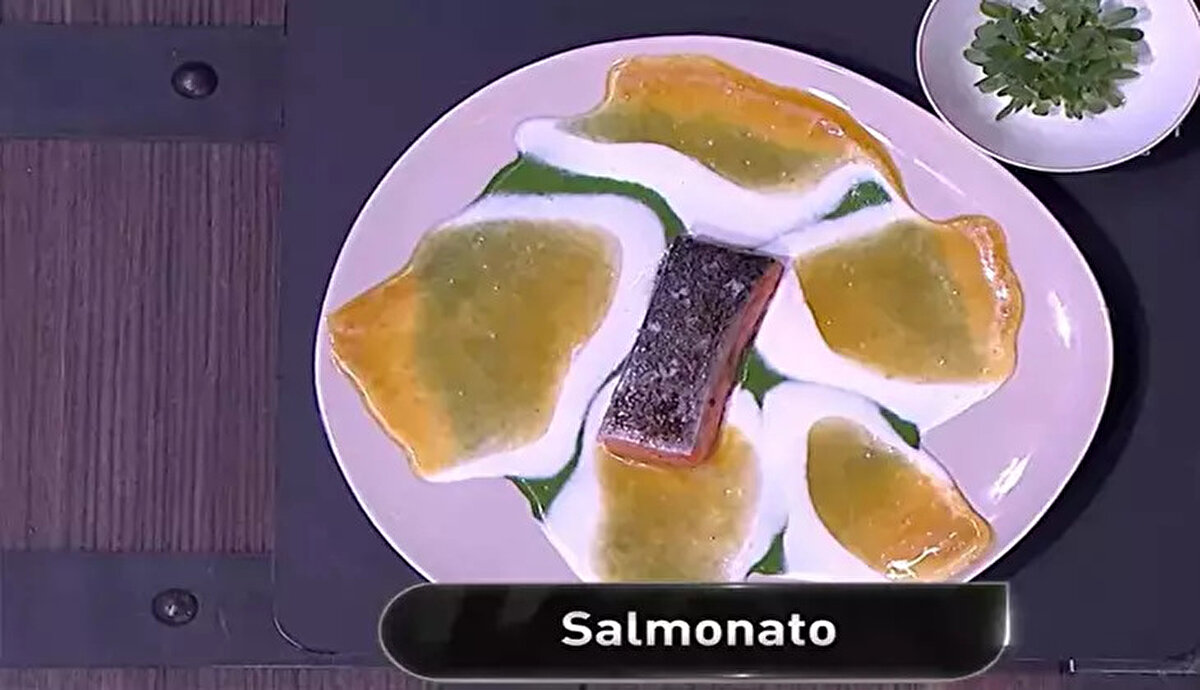 Son oyun öncesinde yarışmacılar bu kez Danilo Şef’in özel tabağı olan “Salmonato”yu birebir yapmaya çalıştı. Teknik detayları, sunumu ve lezzetiyle oldukça zorlayıcı olan bu tabakta en başarılı isimler tek tek açıklandı.