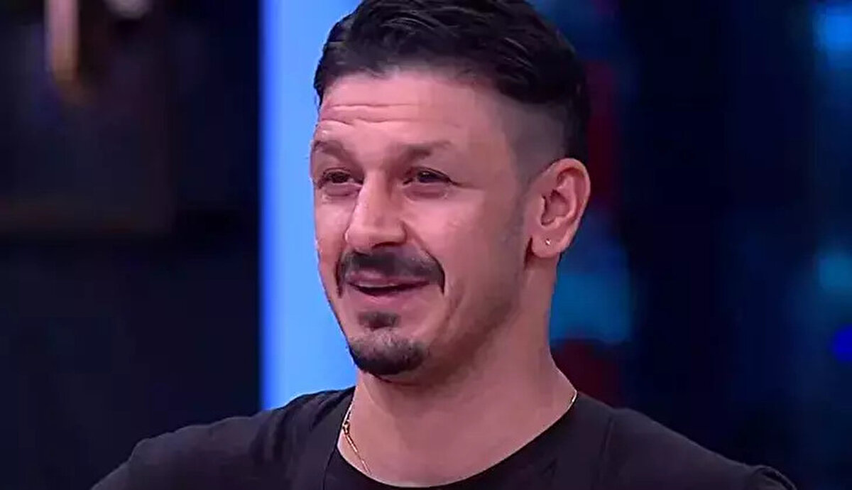 MASTERCHEF TÜRKİYE’DE KİM ELENDİ?<br><br>MasterChef Türkiye 2025’in 8 Kasım tarihli bölümünde yarışmaya Çağlar veda etti. Arkadaşlarıyla vedalaşırken duygusal anlar yaşayan Çağlar, “Bu mutfak bana çok şey öğretti, emeği geçen herkese teşekkür ederim” sözleriyle yarışmaya nokta koydu.