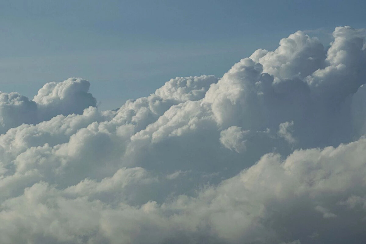 Meteoroloji Genel Müdürlüğü, 9 Kasım 2025 Pazar gününe ilişkin hava durumu tahmin raporunu paylaştı. Buna göre, yurdun kuzeybatı kesimlerinde yer yer sağanak yağış beklenirken diğer bölgelerde hava parçalı ve az bulutlu olacak. Hava sıcaklıklarının ise ülke genelinde mevsim normallerinin üzerinde seyretmesi bekleniyor.
