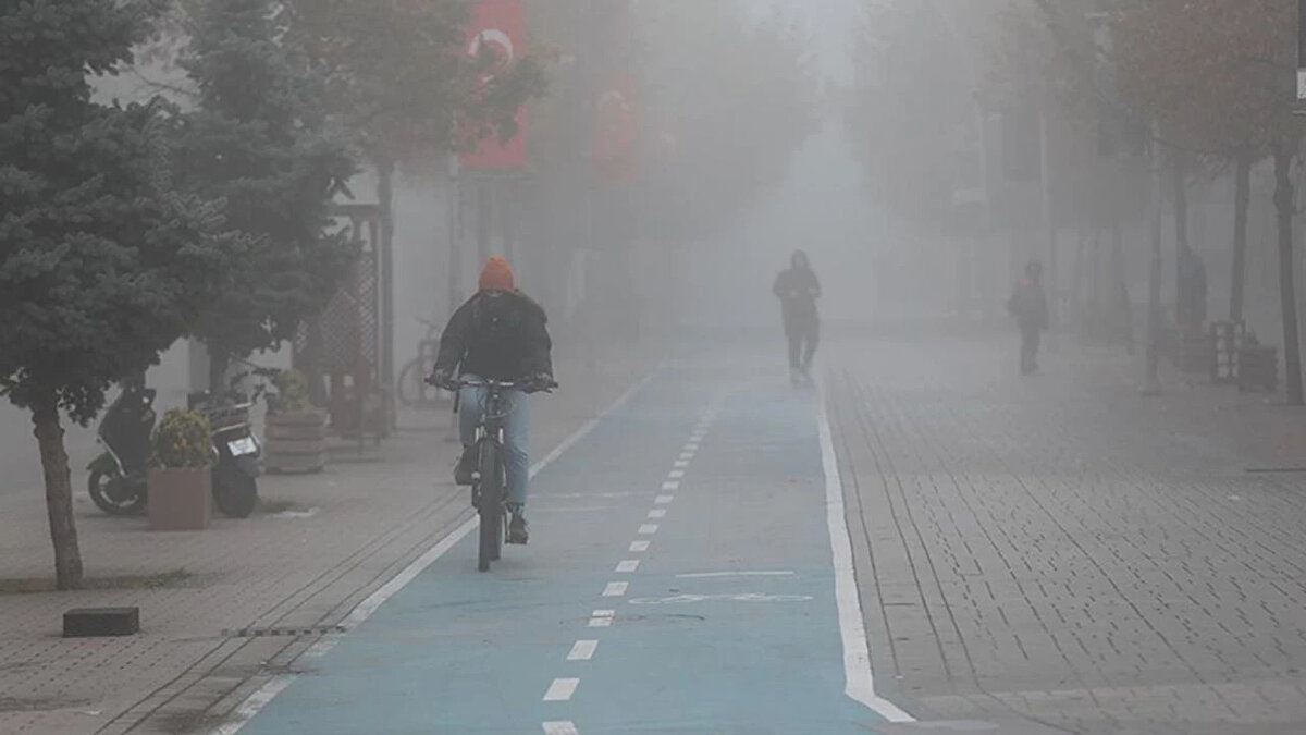 Sürücüler Dikkat: O Bölgelerde Görüş Mesafesi Düşüyor<br><br>Sabah ve gece saatlerinde birçok bölgede pus ve yer yer sis hadisesi bekleniyor. Ulaşımda aksamalara neden olabilecek sis uyarısı yapılan bölgeler şunlar:<br><br>Marmara'nın güney ve doğusu<br><br>İç Ege<br><br>Batı Akdeniz'in iç kesimleri<br><br>Batı ve Orta Karadeniz'in iç kesimleri<br><br>Bu bölgelerde seyahat edecek sürücülerin, düşük görüş mesafesine karşı dikkatli olmaları ve takip mesafelerini korumaları büyük önem taşıyor.