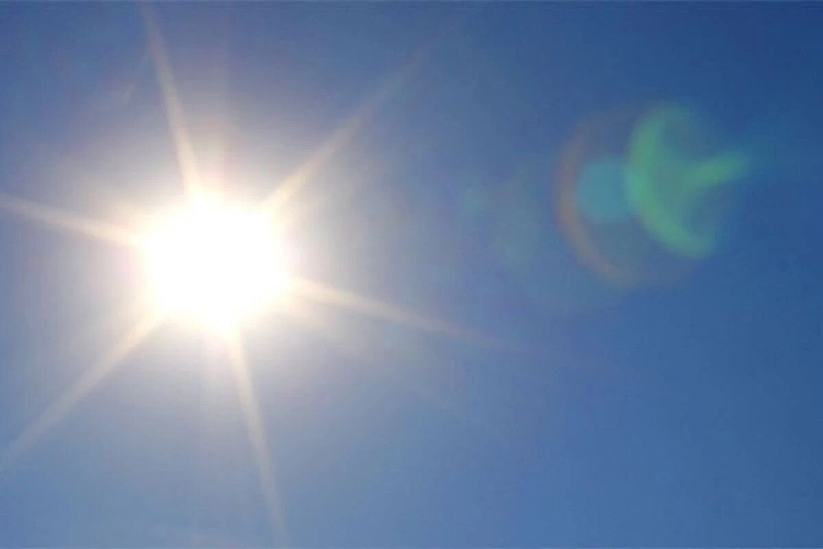 Ege ve Akdeniz'de Güneş Keyfi Sürüyor<br><br>Ege ve Akdeniz bölgelerinde ise parçalı ve az bulutlu bir hava hakim olacak. Sıcaklıklar, sonbahar ortasında olunmasına rağmen yaz günlerini aratmıyor. Adana'da termometrelerin 30 dereceyi görmesi beklenirken, Antalya 25°C, İzmir 24°C ve Muğla 21°C olacak.