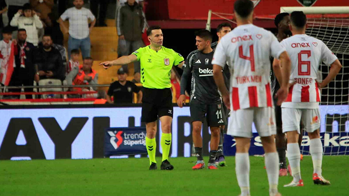 "OYUNCULARI ORTAYA ATMADAN İYİ İŞLER YAPILABİLİYORMUŞ"<br><br>Ali Gültiken: "Deplasmanda farklı kazanmak hem iyi savunmadan hem doğru hücum yapmaktan geçiyor. Beşiktaş, bu ikisini de iyi yapabilen bir takım olarak sahadan mutlu ayrıldı. Oyuncuları ortaya atmadan, yeterliliklerini tartıştırmadan yalnızca işlerini doğru yaptırabilirseniz demek ki, iyi işler olabiliyormuş." [SABAH]