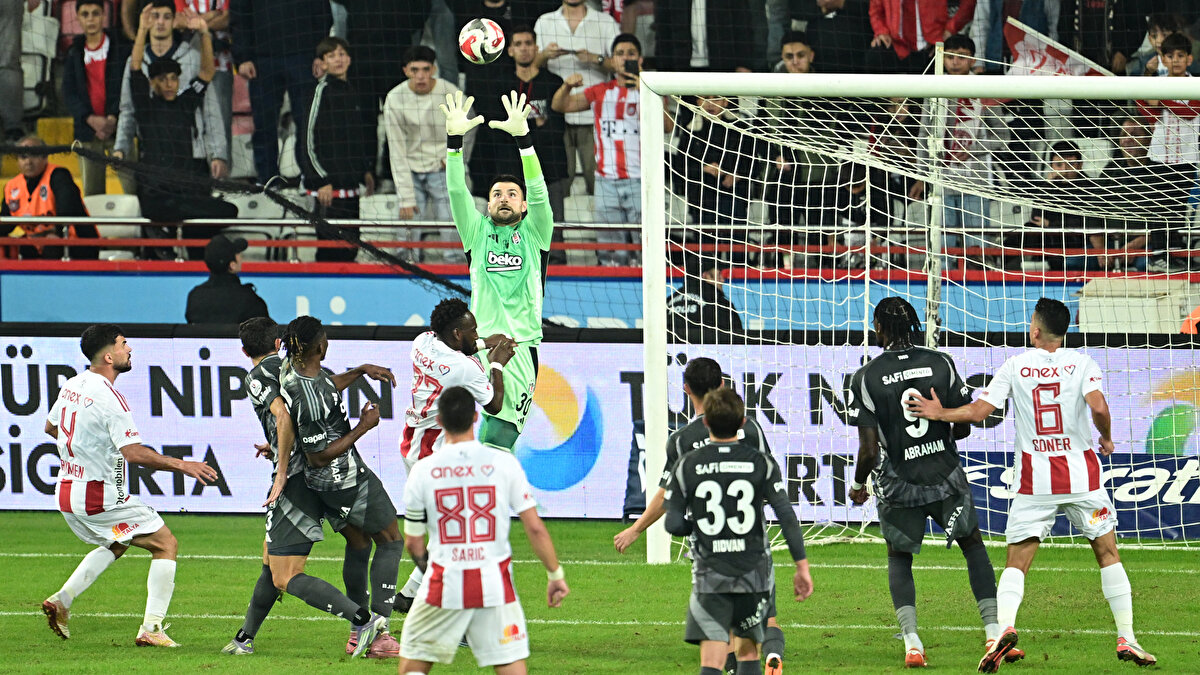 “MHK BAŞKANI CİHAN AYDIN’IN AYAKTA ALKIŞLATMIŞ”<br><br>Mustafa Çulcu: Geçen hafta yönettiği Galatasaray-Trabzonspor maçından sonra hafta içi seminerde Cihan Aydın'ı, MHK Başkanı ayağa kaldırarak alkışlatmış. [SABAH]