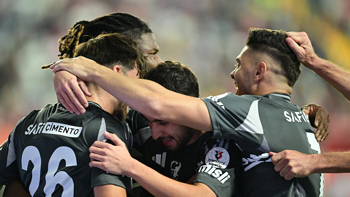 “ABRAHAM TAM BİR HAYAL KIRIKLIĞI”<br><br>Ömer Üründül: "Beşiktaş'ın dünkü maçı mutlaka kazanması gerekiyordu. O gerçekleşti ama takım oyunundaki sıkıntılar her an baş ağrıtabilir nitelikte. Ben dün gece en çok Ndidi'yi beğendim. Büyük umutlarla transfer edilen Abraham ise tam bir hayal kırıklığı..." [SABAH]