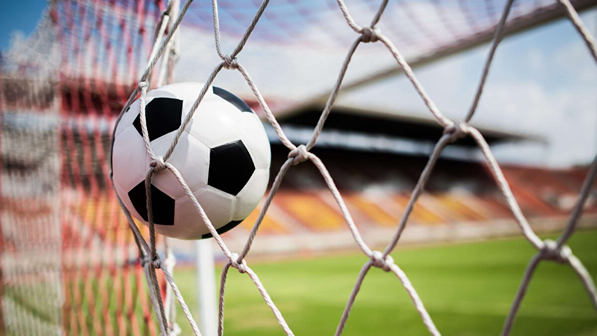 🏴 Premier Lig (İngiltere)<br><br>Premier Lig’de haftanın en dikkat çeken maçı Manchester City ile Liverpool arasında oynanacak.<br><br>17.00 | Aston Villa – Bournemouth<br><br>17.00 | Brentford – Newcastle United<br><br>17.00 | Crystal Palace – Brighton<br><br>17.00 | Nottingham Forest – Leeds United<br><br>19.30 | Manchester City – Liverpool