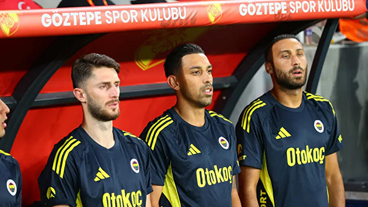 İtalyan teknik adam, Kahveci'nin takıma sürekli ve ciddi katkılar sağladığına inanıyor. Bu nedenle Montella, Fenerbahçe'de kadro dışı kalsa bile deneyimli ismin takımla birlikte olmasını istedi.