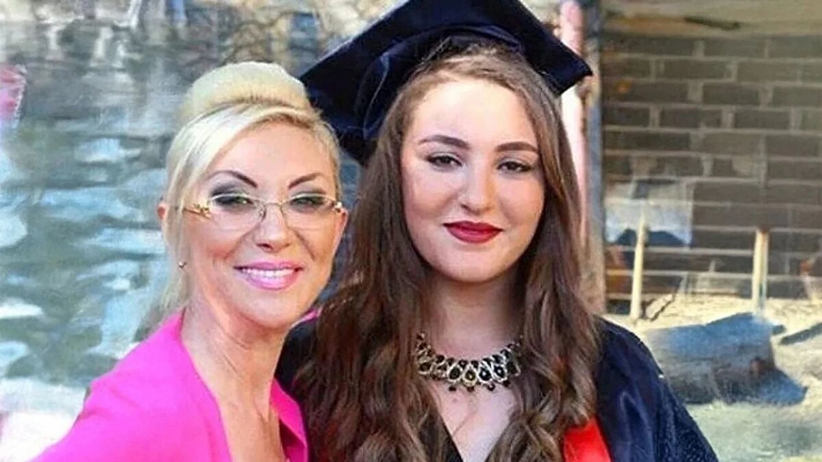 Arabesk müziğin efsanevi ismi Güllü'nün ölümündeki gizem hâlâ çözülemedi. Ünlü sanatçının ölümüne ilişkin yürütülen soruşturmada yeni ayrıntılar ortaya çıktı. Baş şüpheli olarak gösterilen kızı Tuğyan Ülkem Gülter'in, annesiyle yaptığı son WhatsApp yazışmaları incelemeye alındı.