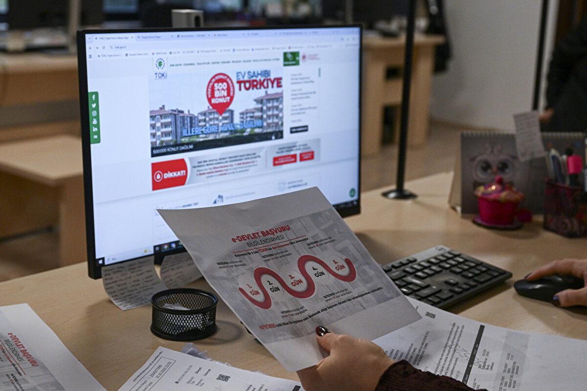 Ev sahibi olmanın hayalini kuran milyonlara müjde! Cumhuriyetin 100. yılında başlatılan “Yüzyılın Konut Projesi” için başvurular yarın başlıyor. “Ev Sahibi Türkiye” sloganıyla 81 ilde 500 bin sosyal konut hayata geçirilecek. e-Devlet ve banka şubelerinden yapılacak başvurularda ilk gün yoğunluğunu önlemek için TC kimlik numarasına göre sistem devreye girecek. Şehit aileleri ve gazilerden ise başvuru ücreti alınmayacak.