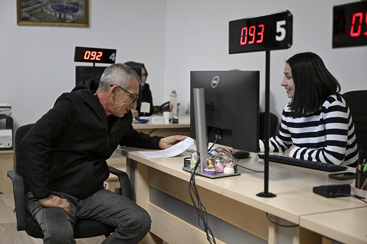 Bakanlık açıklamasına göre, Toplu Konut İdaresi (TOKİ) tarafından “Ev Sahibi Türkiye” sloganıyla 81 ilde inşa edilecek 500 bin sosyal konut, dar gelirli vatandaşlara uzun vadeli ve uygun ödeme koşullarıyla sunulacak.