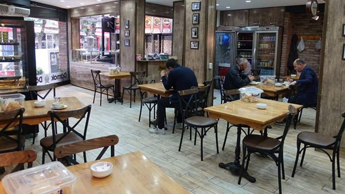 Yüksek komisyonların doğrudan faturaya yansıdığını, bunun da suni bir enflasyon yaratarak restoran fiyatlarını artırdığını belirten sektör temsilcileri, komisyonların düşmesiyle menü fiyatlarının en az yüzde 10 gerileyebileceğini vurguluyor.<br><br>Tüm Restoranlar ve Turizmciler Derneği (TÜRES) Başkanı Ramazan Bingöl, online yemek platformlarının işletmelere uyguladığı yüksek komisyonların sektörü çıkmaza sürüklediğini anlattı.