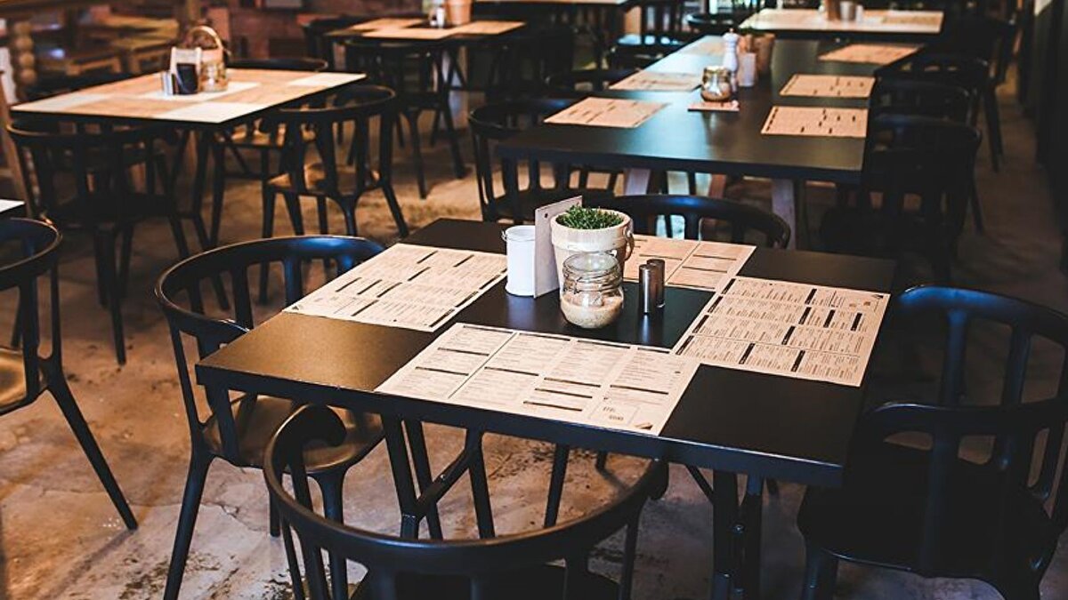 Bu platformlarda reklamsız veya kampanyasız sipariş almanın neredeyse imkansız olduğunu vurgulayan Bingöl, “Eğer reklam veya kampanya desteği vermezseniz, listelemede çok geride kalıyorsunuz. Yani dolaylı olarak indirim yaptırılıyor. 1.000 TL’lik siparişte 616 TL’ye 100 TL de indirim eklerseniz, işletmenin eline sadece 516 TL kalıyor ki bu rakama henüz dükkân giderleri dahil değil” ifadelerini kullandı.