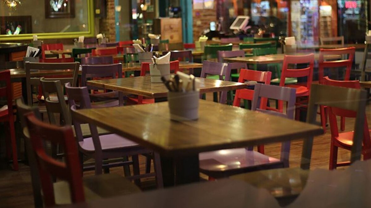 Sabah'ta yer alan habere göre, online yemek platformlarının yüzde 40’lara ulaşan komisyon oranları, sektörün kanayan yarası haline geldiğini belirten Bingöl, "Örneğin, 1.000 TL’lik bir siparişte yüzde 32 yani 320 TL komisyon kesiliyor. Buna ek olarak, yüzde 20 KDV ile 64 TL daha alınıyor. Sonuçta 1.000 TL’lik siparişte işletmenin eline sadece 616 TL kalıyor” ifadelerini kullandı.