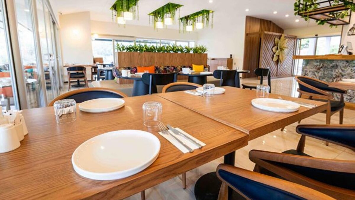 Online yemek sipariş ekosisteminin sektör için vazgeçilmez hale geldiğini aktaran Bingöl, dengeli bir iş modeli kurulmadığı sürece birçok işletmenin bu sistemde ayakta kalamayacağını vurguladı. Bingöl, tüm tarafların aynı masada buluşup ortak akılla hareket etmesi gerektiğini söyledi.<br><br>"Yeni platform üzerinde çalışılıyor"<br><br>Bu sorunun çözülememesi halinde platformları boykot edeceklerinin altını çizen Bingöl, alternatif oluşturmak için de TURES olarak online platform kurmak için kolları sıvadıklarını kaydetti. Bingöl, "Bu platform onların güçlü pazarını bir anda kıramaz belki ancak regülasyon etkisi yapabilir. Burada üyelerimiz yüzde 5-10 gibi komisyon oranlarıyla hizmet alacak" ifadelerini kullandı.