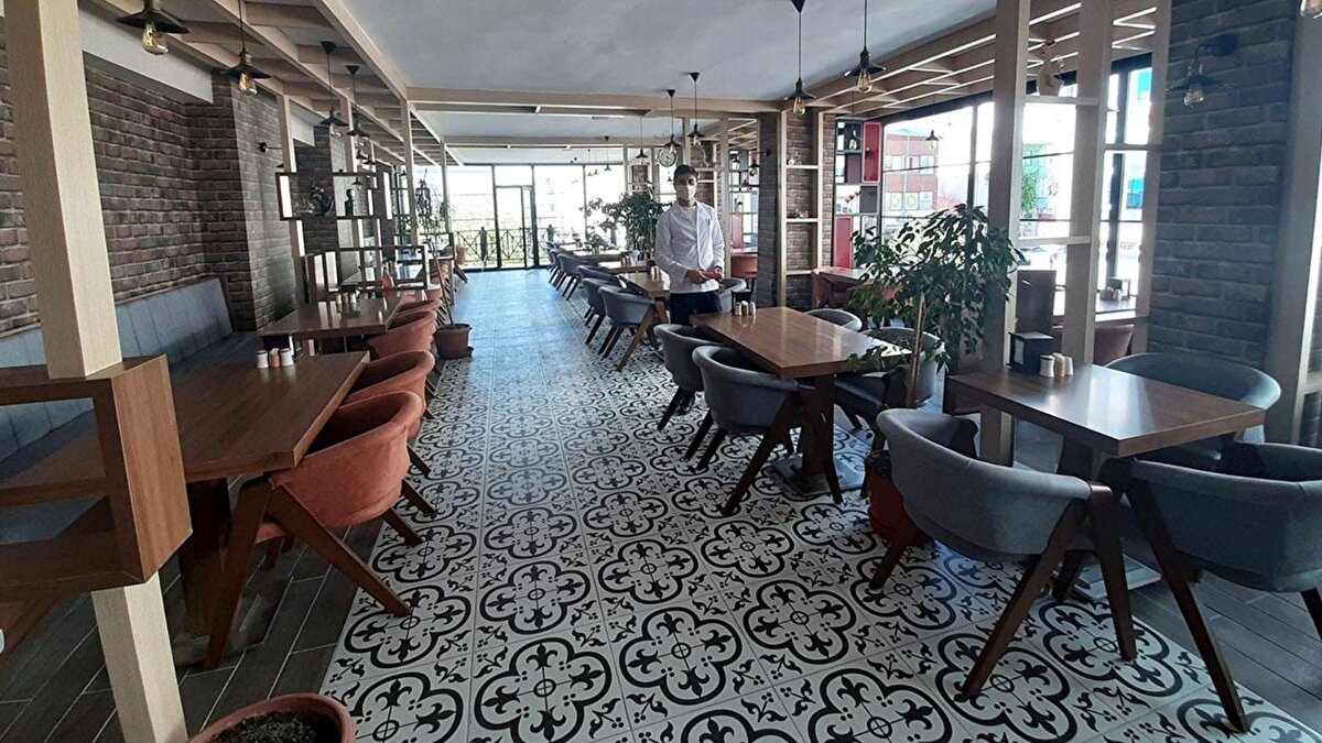 "Suni enflasyon yaratıyorlar"<br><br>Esnafın yüksek komisyon oranlarını menüye yansıtmak zorunda kaldığını anlatan Bingöl, "Bu durum suni bir enflasyon da yaratıyor. Hal böyle olunca vatandaşımız da artan fiyatlardan şikâyet ediyor. Oysa maliyet artışı fiyat artışını da getiriyor. İddia ediyorum komisyon oranları düşerse menü fiyatları da en az yüzde 10 geriler" dedi.